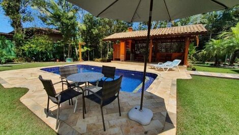 Casa con piscina, capacidad para 8 personas.