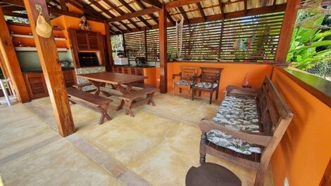 Casa con piscina, capacidad para 8 personas.