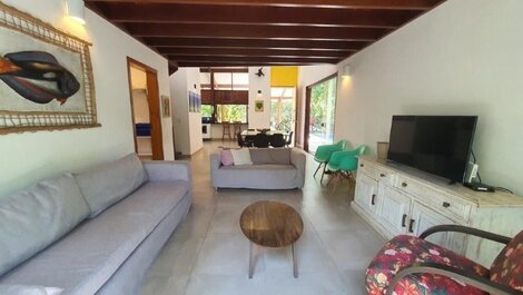 Casa moderna con piscina en la playa de Itamambuca.