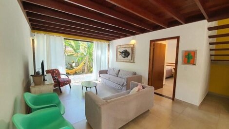 Casa moderna con piscina en la playa de Itamambuca.