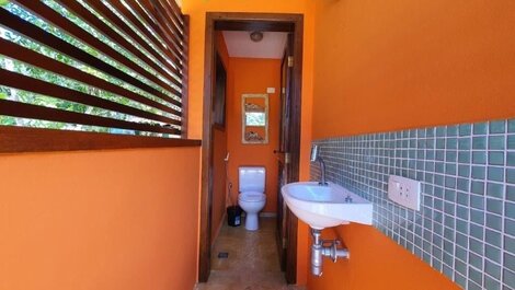 Casa con piscina, capacidad para 8 personas.