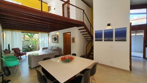 Casa moderna con piscina en la playa de Itamambuca.