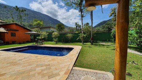 Casa con piscina, capacidad para 8 personas.