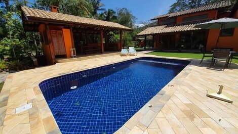 Casa con piscina, capacidad para 8 personas.