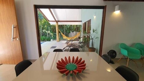 Casa moderna con piscina en la playa de Itamambuca.