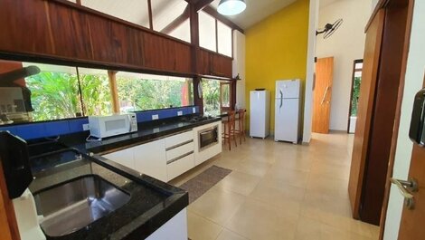 Casa moderna con piscina en la playa de Itamambuca.