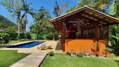 Casa con piscina, capacidad para 8 personas.