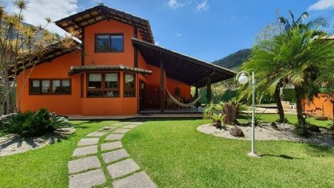 Casa con piscina, capacidad para 8 personas.