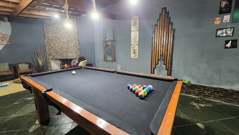 Salão de jogos com lareira 