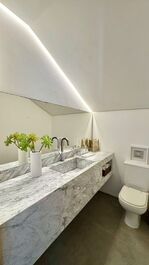 Casa na PRAIA DA BALEIA FRENTE AO MAR.