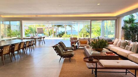 Casa na PRAIA DA BALEIA FRENTE AO MAR.