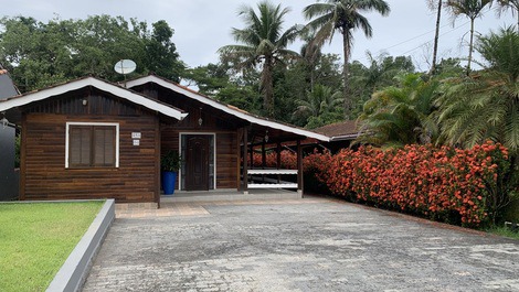 Frente da casa com estacionamento