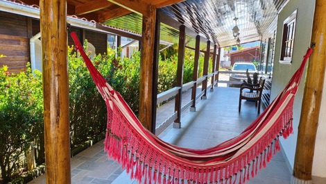 Varanda coberta ao redor da casa