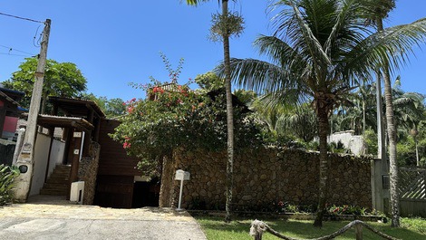 Refugio privado junto a la exuberante naturaleza