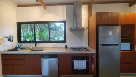 Casa moderna a 180m da praia de Itamambuca, Ubatuba