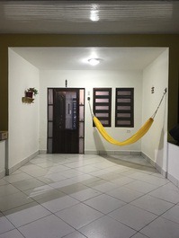 Garagem em frente a porta de entrada