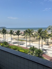 Pie plano en la arena! Desde el balcón frente al mar.