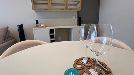 Apto c/ 2 Suítes com Varanda e Wifi-Miramar