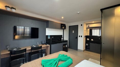 Viva o Melhor da Praia: Flat Incrível a 50 Metros