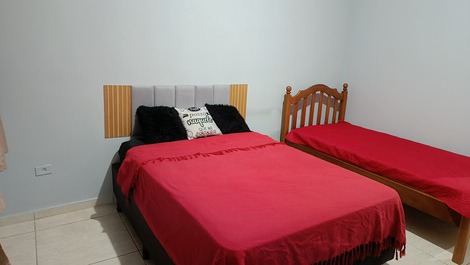 Quarto (1) com uma cama de casal,uma cama de solteiro, ventilador de teto e ar condicionado 