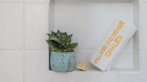 Chalet en primera línea de playa con jardín paradisíaco.