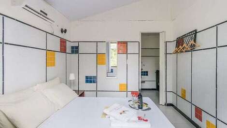 Chalet en primera línea de playa con jardín paradisíaco.