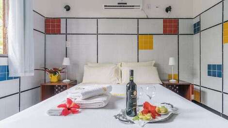 Chalet en primera línea de playa con jardín paradisíaco.