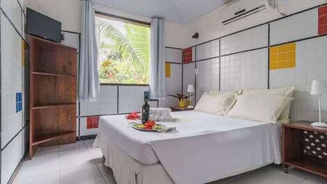 Chalet en primera línea de playa con jardín paradisíaco.