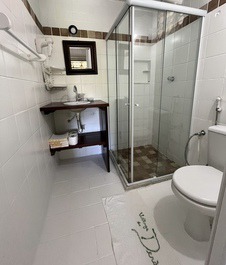 Chalet en primera línea de playa con jardín paradisíaco.