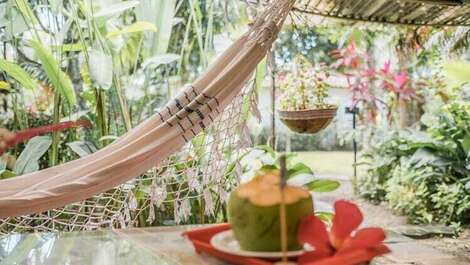 Chalet en primera línea de playa con jardín paradisíaco.