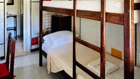 Chalet en primera línea de playa con jardín paradisíaco.