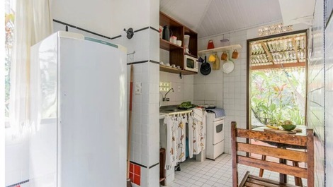 Chalet en primera línea de playa con jardín paradisíaco.