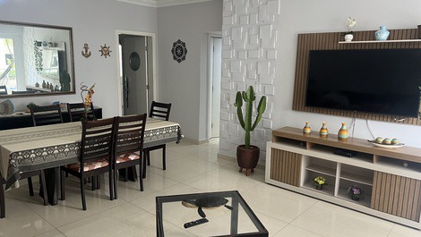 Apartment right on the sand between Pitangueiras Beach and Enseada Beach/barbecue area