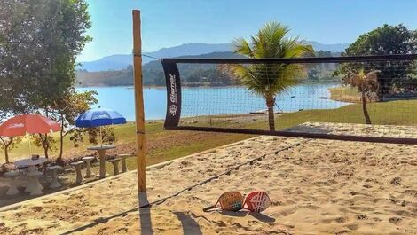 Seu refúgio aos pés da Serra da Canastra, de frente para represa