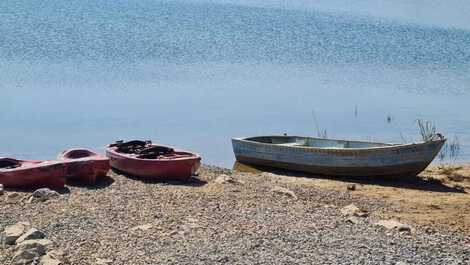 Seu refúgio aos pés da Serra da Canastra, de frente para represa