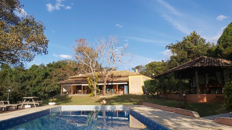 Seu refúgio aos pés da Serra da Canastra, de frente para represa