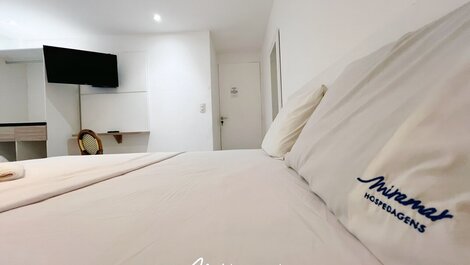 Cómoda suite con vistas al océano en la playa de Bessa.