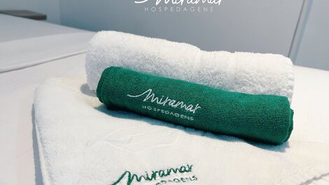 Cómoda suite con vistas al océano en la playa de Bessa.