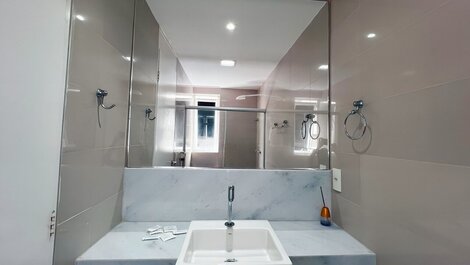 Cómoda suite con vistas al océano en la playa de Bessa.