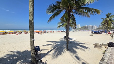 Lindo mar ao atravessar a rua