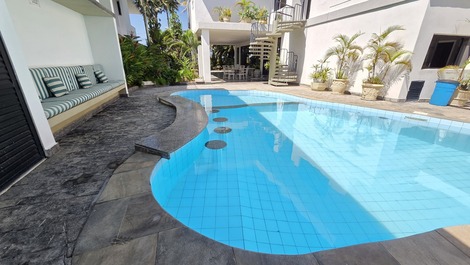 Piscina com bar