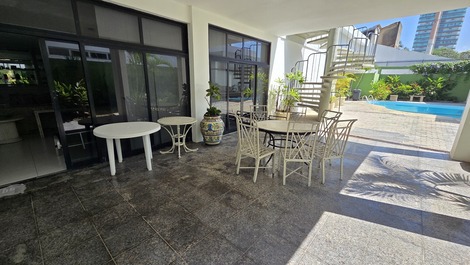 Pé na areia – Mansão Enseada | Piscina e churrasqueira | 30 hóspedes