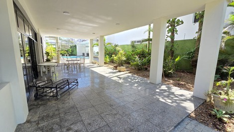 Pé na areia – Mansão Enseada | Piscina e churrasqueira | 30 hóspedes