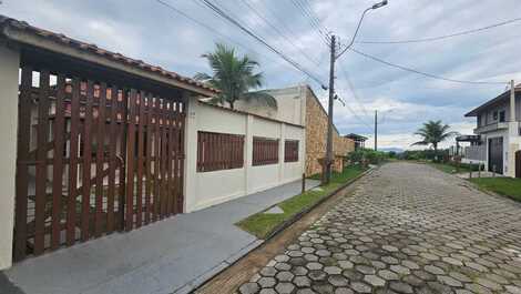 Casa térrea a 40 MTS do mar e Jardim Capricornio