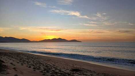 Casa térrea a 40 MTS do mar e Jardim Capricornio