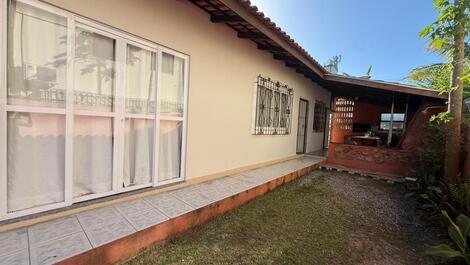 Residence with 4 bedrooms on the beach of Bombinhas - center