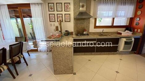 Casa exclusiva em Jurere, piscina e 7 quartos.