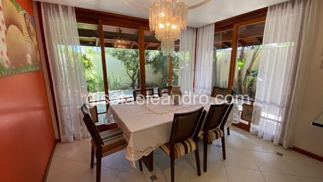 Casa exclusiva em Jurere, piscina e 7 quartos.