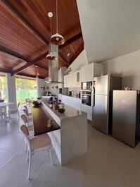 Casa térrea acomoda 16 pessoas 200m da praia. Excelente localização