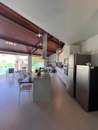 Casa térrea acomoda 16 pessoas 200m da praia. Excelente localização